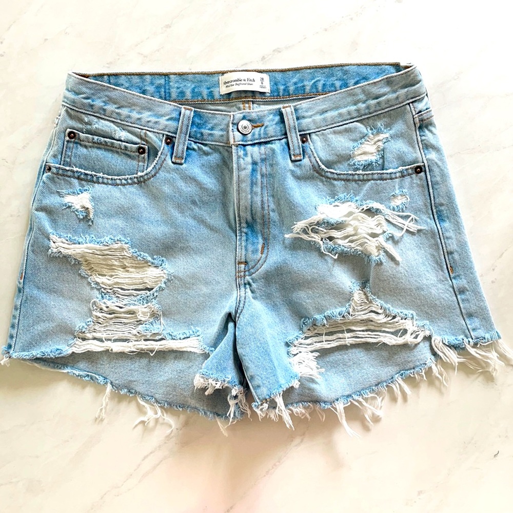 Distressed Abercrombie shorts size 6/28